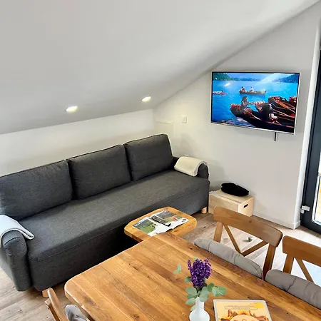 Beewood Apartment Krize